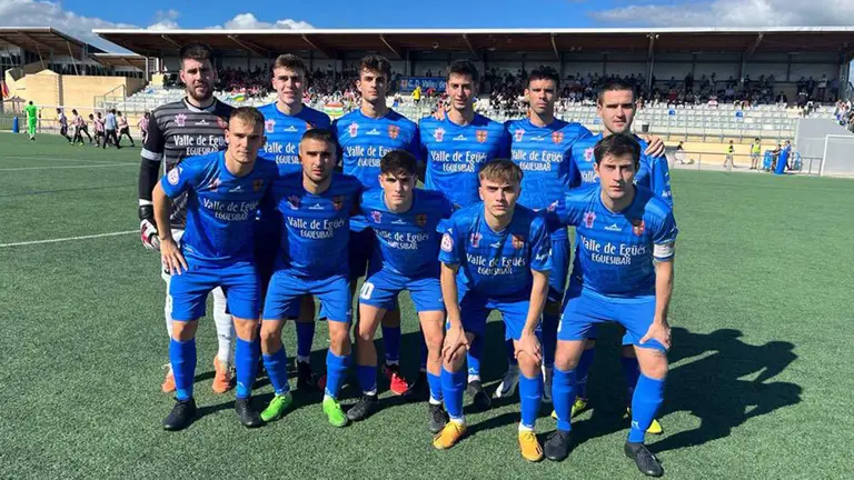 Equipo del Valle de Eg&uuml;&eacute;s ante la UD Logro&ntilde;&eacute;s en el campo de Sarriguren. @AUPAEGUES.