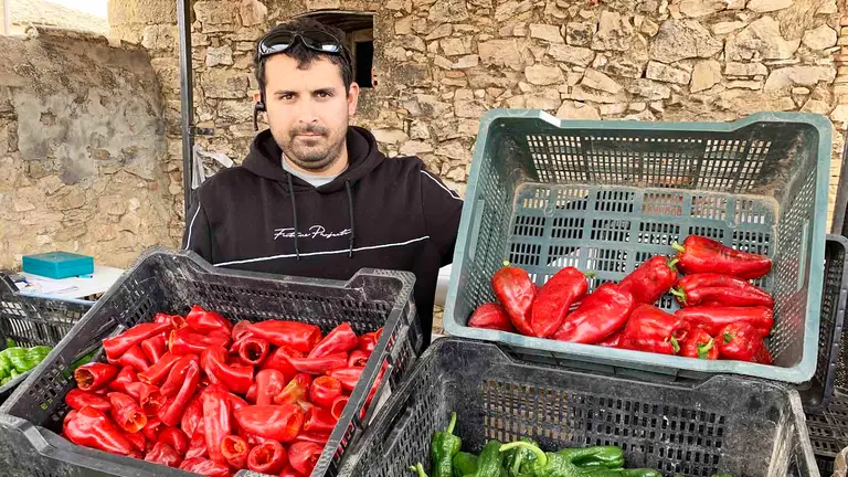 Javier P&eacute;rez de Zabalza en su puesto de venta de pimientos en Legaria. Navarra.com