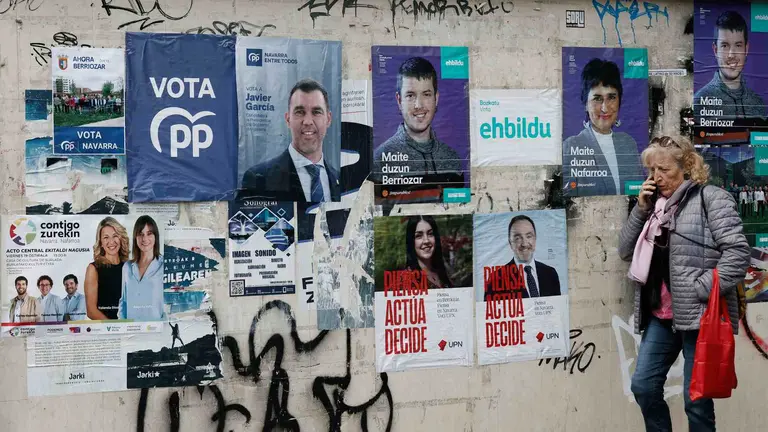 GRAFCAV8278. BERRIOZAR, 16/05/2023.- Este martes se cumple ya un tercio del inicio de la campa&ntilde;a electoral que finalizar&aacute; el pr&oacute;ximo 28 de mayo con la jornada electoral en la que 519.000 ciudadanos elegir&aacute;n en las urnas a sus candidatos a presidir el Gobierno de Navarra y el Ayuntamiento de Pamplona. Las paredes de algunas poblaciones de la comarca de Pamplona comienzan a llenarse ya de carteles con los principales candidatos que concurren a las elecciones. EFE/ Jes&uacute;s Diges
