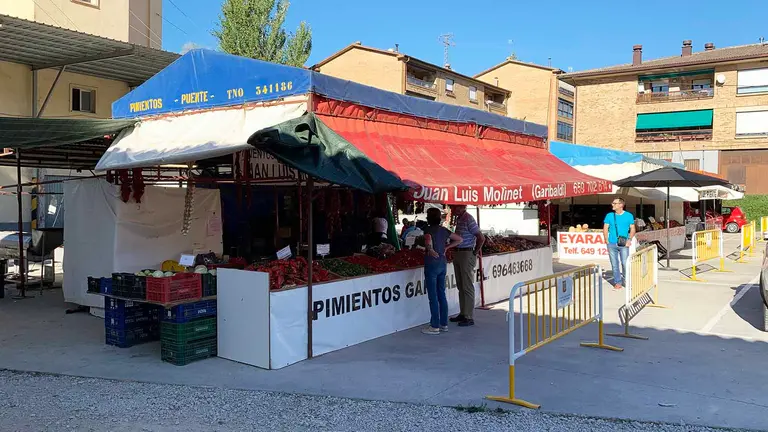 Puestos de venta de pimientos en Puente la Reina. Navarra.com