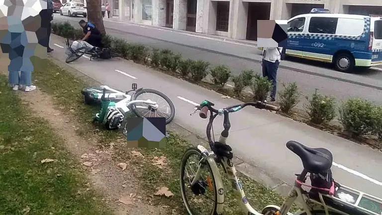Un agente de la Polic&iacute;a Municipal de Pamplona atienda a una de las mujeres heridas. POLIC&Iacute;A MUNICIPAL DE PAMPLONA