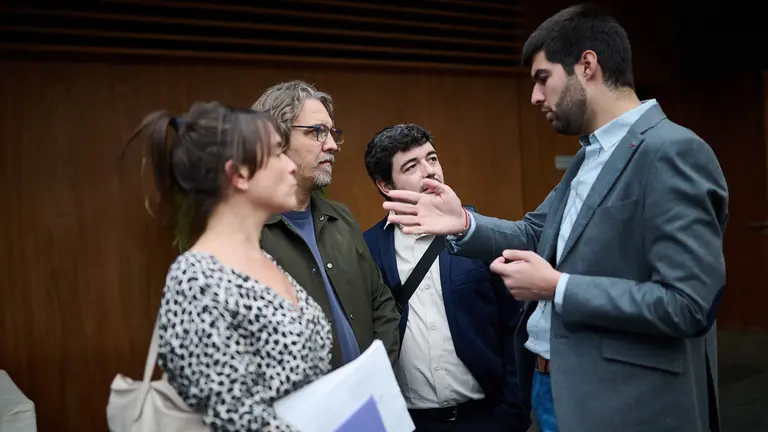 La consejera Bego&ntilde;a Alfaro junto a los parlamentarios de Contigo Navarra, Daniel L&oacute;pez, Miguel Garrido y Carlos Guzm&aacute;n. PABLO LASAOSA