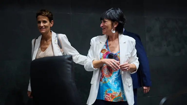 Laura Aznal, de EH Bildu  junto a Mar&iacute;a Chivite minutos antes de comenzar el pleno del Parlamento. PABLO LASAOSA