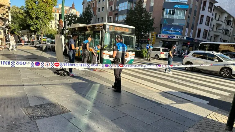 Agentes de la Polic&iacute;a Municipal de Pamplona investigan las causas de un grave atropello de una villavesa a una mujer en la calle Conde Oliveto de la capital navarra. I.M.M.