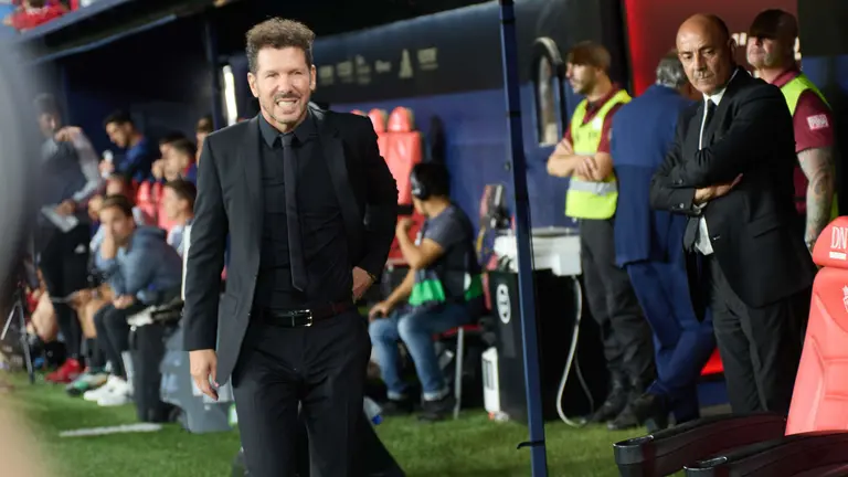 Diego Pablo Simeone (entrenador Atl&eacute;tico de Madrid) durante el partido de La Liga EA Sports entre CA Osasuna y Atl&eacute;tico de Madrid disputado en el estadio de El Sadar en Pamplona. I&Ntilde;IGO ALZUGARAY
