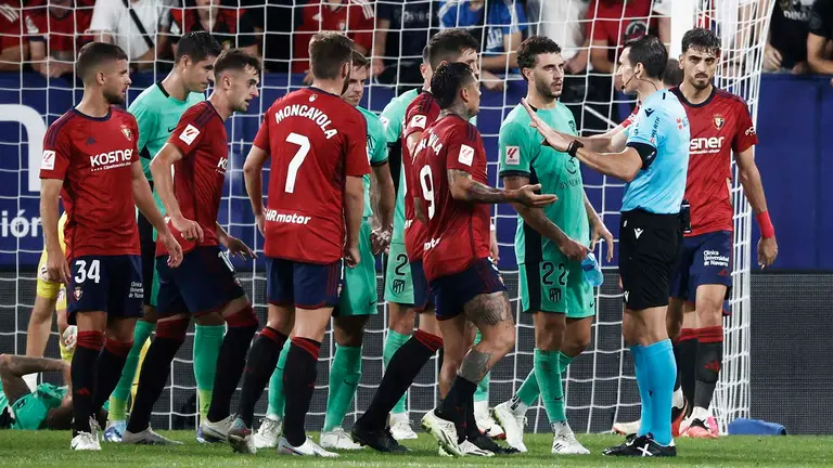 El &aacute;rbitro Mart&iacute;nez Munuera (d) anula el gol del defensa de Osasuna David Garc&iacute;a, durante el partido de la s&eacute;ptima jornada de Liga en Primera Divisi&oacute;n que Atl&eacute;tico Osasuna y Atl&eacute;tico de Madrid disputan este jueves en el estadio de El Sadar, en Pamplona. EFE/Jes&uacute;s Diges