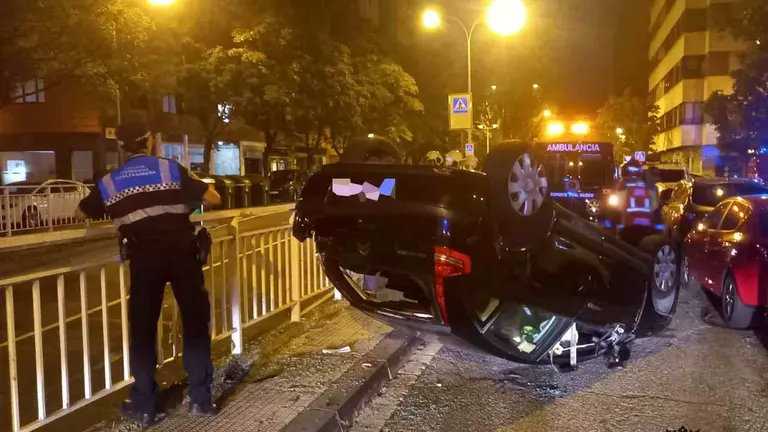 El veh&iacute;culo ha quedado volcado en la parte m&aacute;s estrecha de la calle Iturrama. POLIC&Iacute;A MUNICIPAL DE PAMPLONA