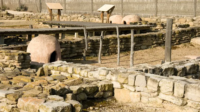 Museo y Yacimiento Arqueol&oacute;gico Las Eretas. AMAYA ACELAY / TURISMO DE NAVARRA