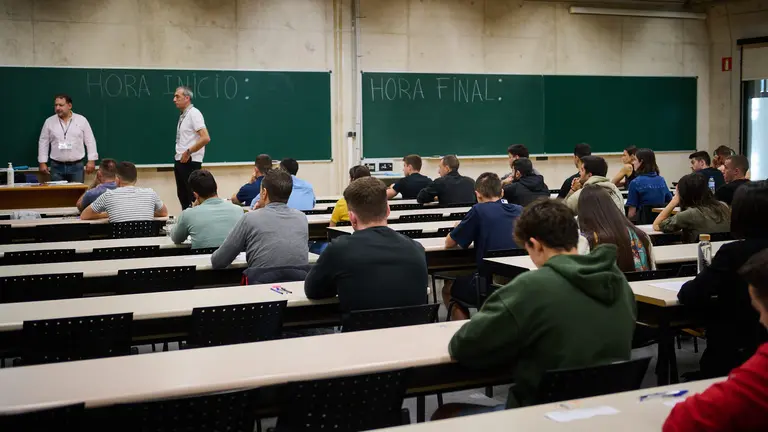 863 personas aspiran a conseguir una de las 100 plazas de la oposici&oacute;n a Polic&iacute;a Foral. PABLO LASAOSA