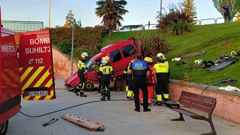 El veh&iacute;culo ha acabado en el paso peatonal subterr&aacute;neo. BOMBEROS DE NAVARRA