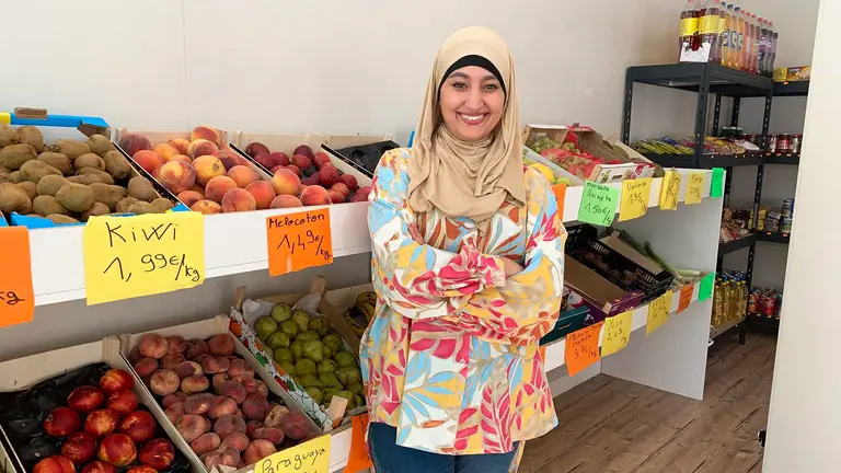Imane Gfaoui en su fruter&iacute;a del barrio de la Milagrosa en Pamplona. Navarra.com
