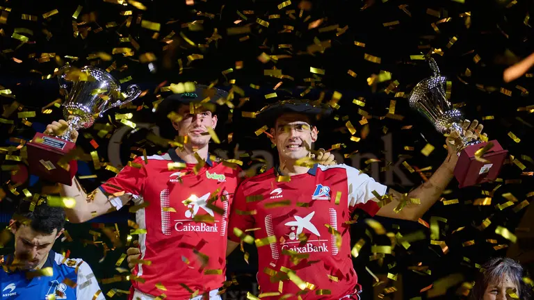 Joseba Ezkurdia y Jon Mariezkurrena se enfrentan a Altuna y Ander Imaz durante la final del Masters Caixabank 2023 de pelota. PABLO LASAOSA