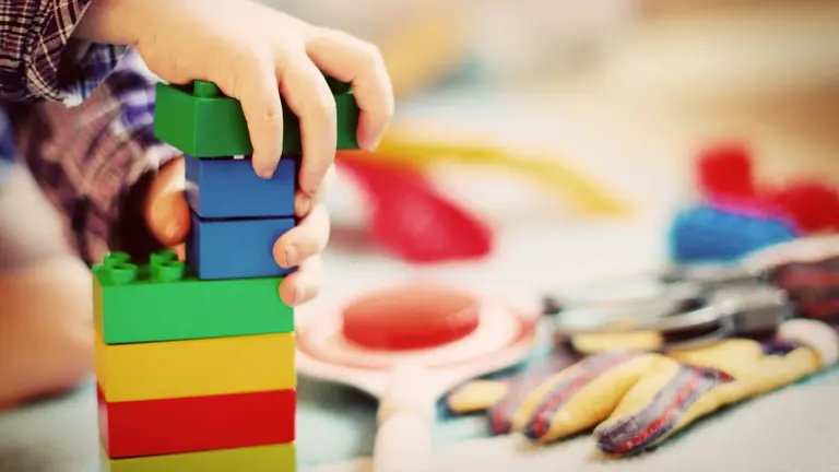 Imagen de archivo de un ni&ntilde;o jugando con sus juguetes. ARCHIVO