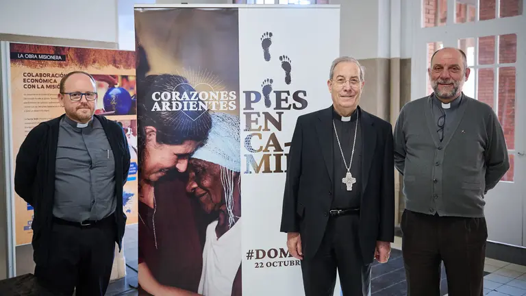 El arzobispo de Pamplona y obispo de Tudela, Francisco P&eacute;rez, y el director nacional de Obras Misionales Pontificias (OMP), Jos&eacute; Mar&iacute;a Calder&oacute;n, presentan la jornada del Domund 2023. PABLO LASAOSA