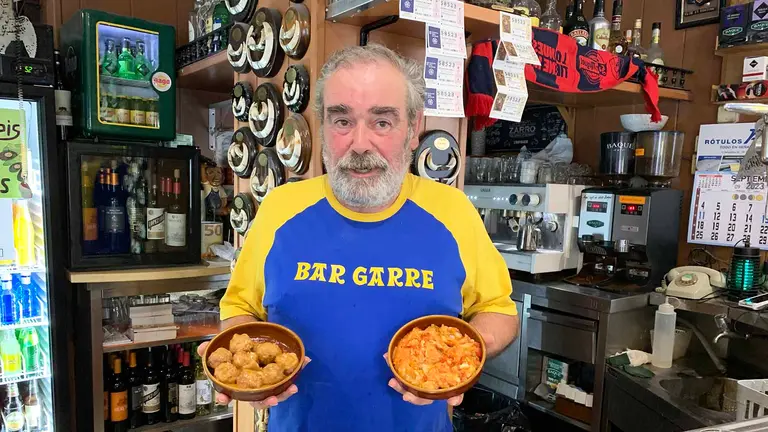 Felipe Yuba con sus cazuelicas de alb&oacute;ndigas y ajoarriero en el bar Garre de Pamplona. Navarra.com