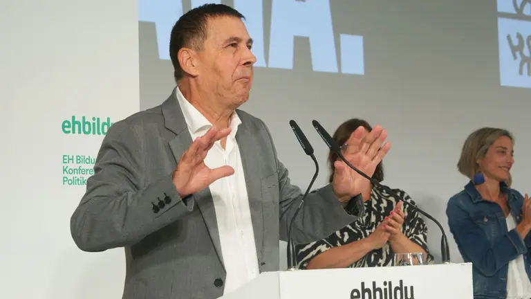 El coordinador general de EH Bildu, Arnaldo Otegi, interviene en una conferencia pol&iacute;tica de su partido para preparar el &uacute;ltimo curso de la legislatura antes de las elecciones que se celebrar&aacute;n previsiblemente la primavera del pr&oacute;ximo a&ntilde;o, este s&aacute;bado en Vitoria. EFE / L. Rico