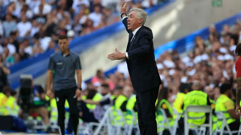MADRID, 07/10/2023.- El entrenador del Real Madrid JCarlo Ancelotti da instrucciones a sus jugadore durante el partido de Liga EA Sports que el Real Madrid y el Osasuna disputan este s&aacute;bado en el estadio Santiago Bernab&eacute;u de Madrid. EFE/Zipi
