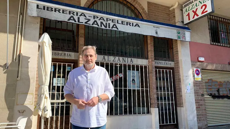 Juan Carlos Ochoa delante de la librer&iacute;a Alzania en el barrio de Azpilaga&ntilde;a en Pamplona. Navarra.com