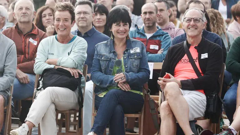 La diputada por EH Bildu, Bel Pozueta (i) y los parlamentarios de la misma formaci&oacute;n, Adolfo Araiz (d) y Laura Aznal (c), en el inicio de los actos organizados en la ikastola Andra Mari de Etxarri Aranaz donde ha dado inicio, con el tradicional corte de cinta, al Nafarroa Oinez de 2023 en una jornada que ha amanecido nublada y con algo de bruma, aunque el sol ya comienza ganar terreno, y en la que se espera una afluencia masiva de visitantes. EFE/ Jes&uacute;s Diges