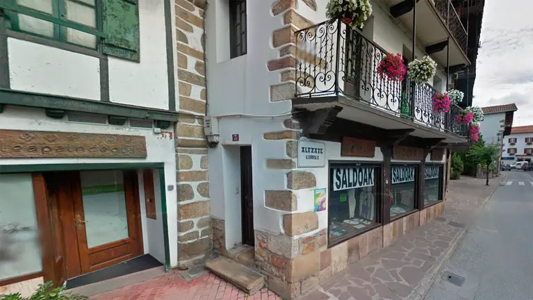 Imagen del portal de la vivienda en Bera en la que ocurri&oacute; la explosi&oacute;n que ha acabado con la vida de Kevin Vladimir Paredes Jim&eacute;nez. GOOGLE MAPS