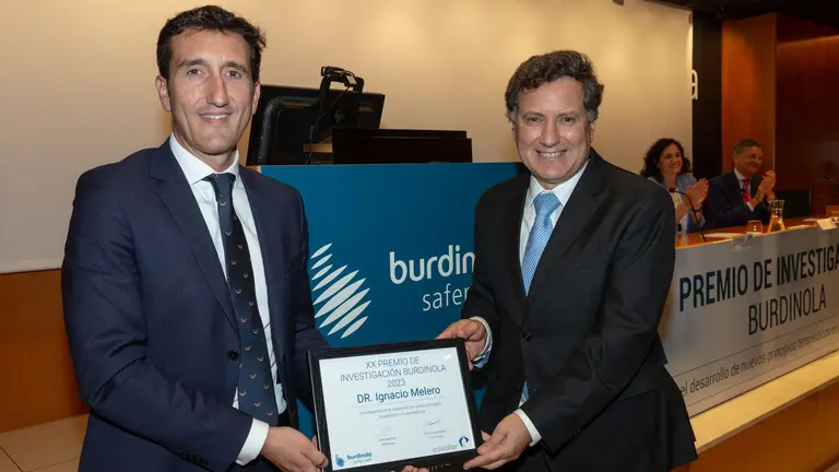 Mikel Mart&iacute;nez e Ignacio Melero en la entrega del XX Premio de Investigacion Burdinola. CL&Iacute;NICA UNIVERSIDAD DE NAVARRA