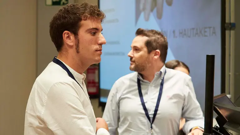 El nuevo presidente de la FNMC, Xabier Alcuaz (i), y el candidato a la Presidencia de la FNMC y alcalde de Tudela, Alejandro Toquero (d), durante la Asamblea General Extraordinaria de la Federaci&oacute;n de Municipios y Concejos, Eduardo Sanz / Europa Press