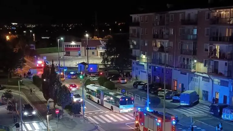 Polic&iacute;a Foral y bomberos acudieron al paso a nivel tras el arrollamiento. PPN / TWITTER