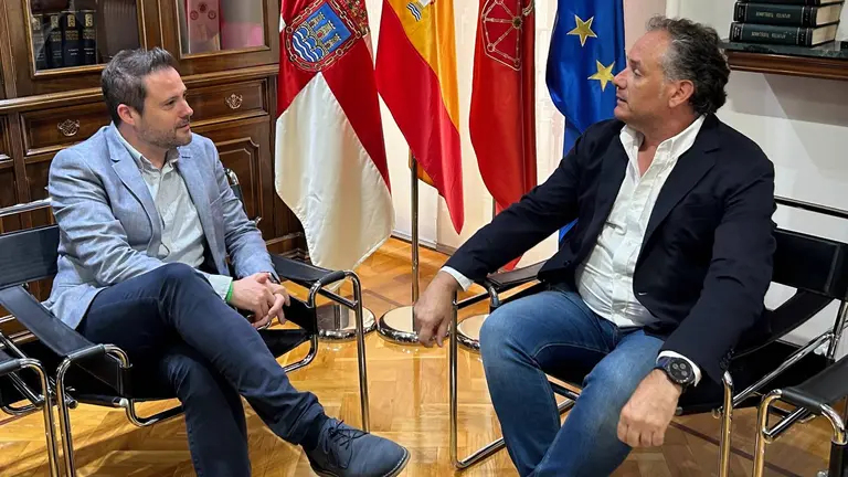 El alcalde de Tudela, Alejandro Toquero, ha recibido al
primer edil de Tarazona, Antonio Jaray. AYUNTAMIENTO DE TUDELA