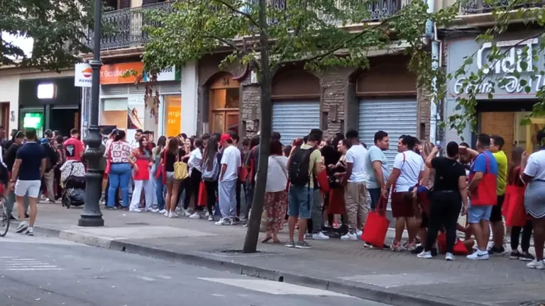 Alrededor de doscientas personas aguardan a las puertas de Goiko para hacerse con una de las cien hamburguesas gratis. NAVARRA.COM