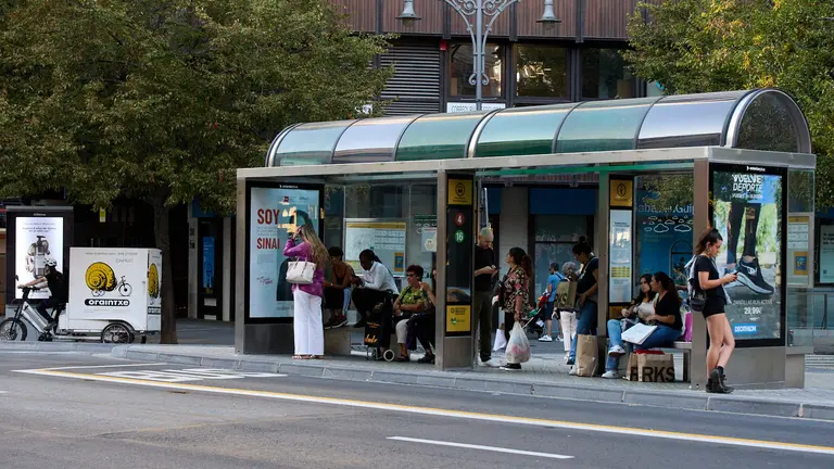 Parada de villavesa en la calle Navas de Tolosa de Pamplona junto al Paseo de Sarasate. I&Ntilde;IGO ALZUGARAY