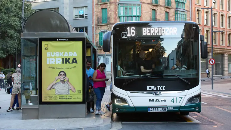 Parada de villavesa en la calle Navas de Tolosa de Pamplona junto al Paseo de Sarasate. IÑIGO ALZUGARAY