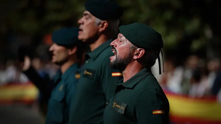 Cientos de personas, entre ellas representantes de las principales instituciones de Navarra, han acompa&ntilde;ado este jueves, festividad de la patrona de la Guardia Civil, la Virgen del Pilar, a los agentes y mandos que han participado en el tradicional acto de celebraci&oacute;n en la Avenida de Galicia de Pamplona. EFE/ Villar L&oacute;pez