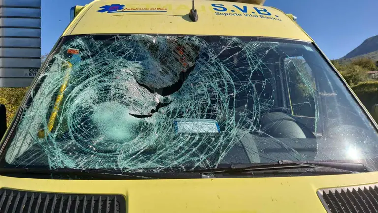 La luna frontal de la ambulancia qued&oacute; destrozada por el impacto. CEDIDA