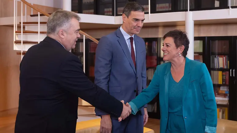 (I-D) El secretario de Organizaci&oacute;n del Partido Socialista, Santos Cerd&aacute;n y el presidente del Gobierno en funciones, Pedro S&aacute;nchez, reciben a la portavoz de EH Bildu en el Congreso de los Diputados, Mertxe Aizpurua.
Eduardo Parra / Europa Press