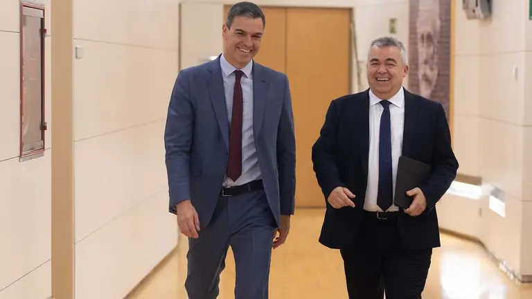 El secretario de Organizaci&oacute;n del Partido Socialista, Santos Cerd&aacute;n (d) y el presidente del Gobierno en funciones, Pedro S&aacute;nchez (i), a su llegada a su ronda de contactos, a 13 octubre de 2023, en Madrid (Espa&ntilde;a). El candidato del PSOE a la reelecci&oacute;n, concluye hoy su primera ronda de contactos para tantear posibles apoyos a su investidura. Esta primera ronda finaliza con los encuentros con Junts, cuyo voto es clave, y su primera reuni&oacute;n con una representaci&oacute;n de Bildu. Tras recibir el encargo del Rey, S&aacute;nchez inici&oacute; una ronda de contactos en la que prev&eacute; reunirse con todos los grupos parlamentarios excepto Vox, adem&aacute;s de sindicatos, patronal y asociaciones de varios sectores.
13 OCTUBRE 2023;RONDA;CONTACTOS;REUNI&Oacute;N;INVESTIDURA;PSOE;PARTIDO;SOCIALISTA;BILDU;
Eduardo Parra / Europa Press
13/10/2023