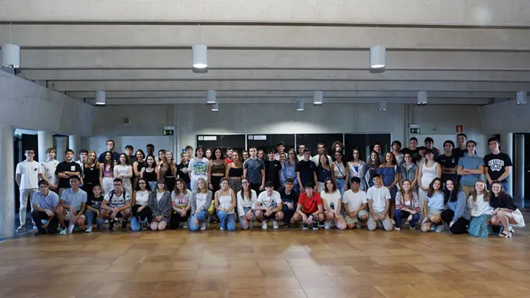 Participantes en el XIV Torneo de Debate de Bachillerato de la UPNA, en la formaci&oacute;n impartida en la Universidad. UNIVERSIDAD P&Uacute;BLICA DE NAVARRA