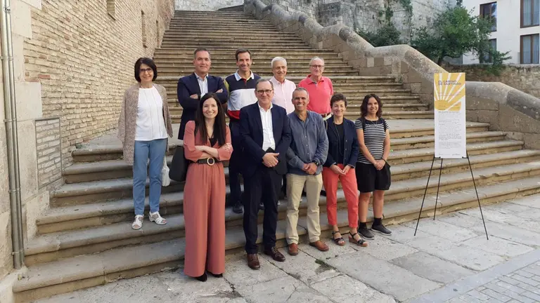 Fotograf&iacute;a de grupo de la inauguración de una exposici&oacute;n en Estella sobre el Camino Santiago. CEDIDA