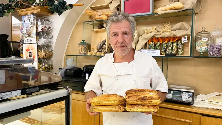 V&iacute;ctor Napal sostiene las 'alpargatas' en la pasteler&iacute;a &Aacute;ngela de Estella. Navarra.com