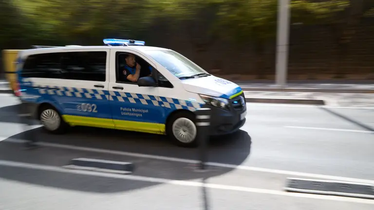 Un coche de Polic&iacute;a Municipal acude a una llamada en la avenida del Ej&eacute;rcito de Pamplona. I&Ntilde;IGO ALZUGARAY