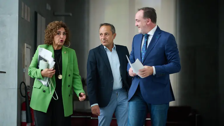 Yolanda Ib&aacute;&ntilde;ez, Juan Luis S&aacute;nchez de Muni&aacute;in y Javier Esparza, de UPN, en su llegada a la Mesa y Junta de Portavoces. PABLO LASAOSA
