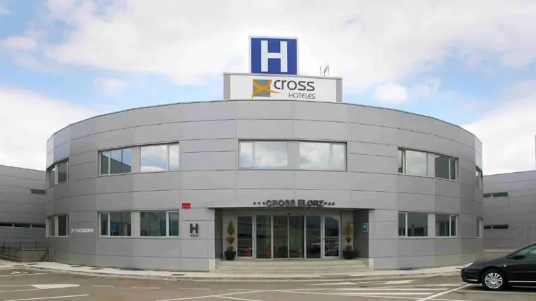 Fachada del Hotel Cross, que ha cerrado recientemente y de manera inesperada sus puertas. BOOKING