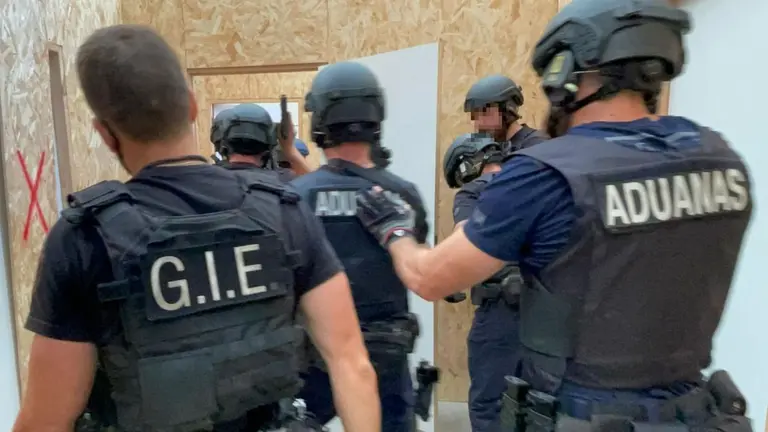 Momento de uno de los entrenamientos conjuntos de la Polic&iacute;a Foral con Grupo de Reacci&oacute;n e Intervenci&oacute;n (G.R.I.) del &Aacute;rea Regional de Vigilancia Aduanera de Catalu&ntilde;a. POLIC&Iacute;A FORAL