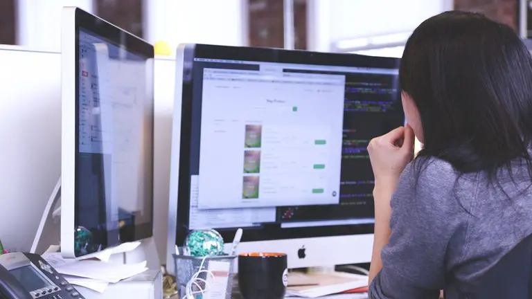 Imagen de archivo de una mujer en una oficina. ARCHIVO