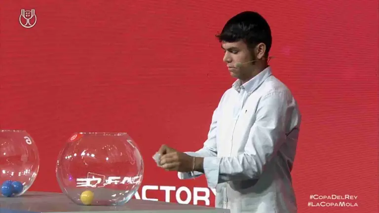 Un momento del sorteo de la primera eliminatoria de la Copa del Rey 2023-2024. RFEF