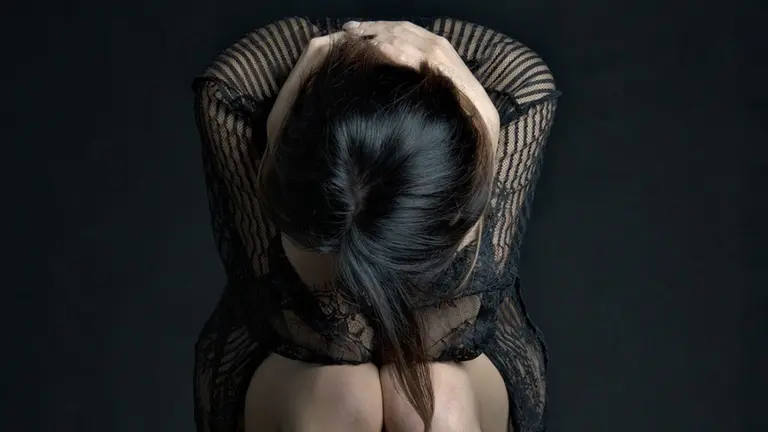 Imagen de archivo de una chica llorando agazapada. ARCHIVO