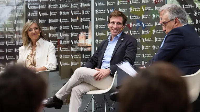 Mesa redonda con los alcaldes Jos&eacute; Luis Mart&iacute;nez-Almeida (Madrid), Juan Mar&iacute;a Aburto (Bilbao), Jos&eacute; Mar&iacute;a Garc&iacute;a Urbano (Estepona), Carlos Mart&iacute;nez M&iacute;nguez (Soria) y Cristina Ibarrola (Pamplona) en el marco del III Congreso Internacional Filosof&iacute;a y Ciudad en la Escuela de Arquitectura de la Universidad de Navarra. I&Ntilde;IGO ALZUGARAY