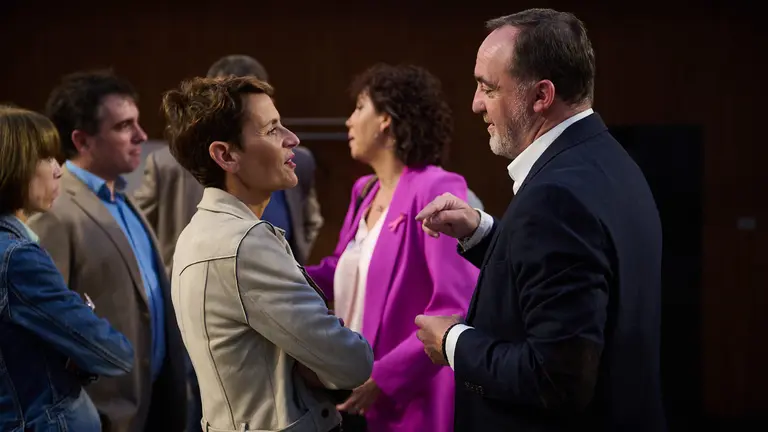 Mar&iacute;a Chivite habla con Javier Esparza minutos antes de comenzar el pleno del Parlamento. PABLO LASAOSA