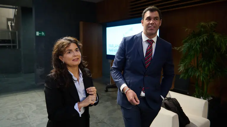 Maribel Garc&iacute;a Malo y Javier Garc&iacute;a, del PPN, minutos antes de comenzar el pleno del Parlamento. PABLO LASAOSA