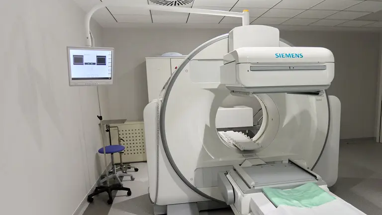El consejero de Salud, Fernando Domínguez Cunchillos, y el ministro de Sanidad, José Manuel Miñones Conde, visitan dos equipos de alta tecnología instalados recientemente en el Hospital Universitario de Navarra. Son del ámbito de la medicina nuclear y permiten la realización de pruebas diagnósticas con gammacámara y de tomografía por emisión de positrones (PET) en el Día Internacional contra el Cáncer de Mama. IÑIGO ALZUGARAY