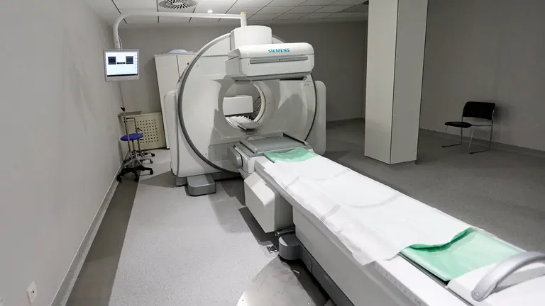 El consejero de Salud, Fernando Dom&iacute;nguez Cunchillos, y el ministro de Sanidad, Jos&eacute; Manuel Mi&ntilde;ones Conde, visitan dos equipos de alta tecnolog&iacute;a instalados recientemente en el Hospital Universitario de Navarra. Son del &aacute;mbito de la medicina nuclear y permiten la realizaci&oacute;n de pruebas diagn&oacute;sticas con gammac&aacute;mara y de tomograf&iacute;a por emisi&oacute;n de positrones (PET) en el D&iacute;a Internacional contra el C&aacute;ncer de Mama. I&Ntilde;IGO ALZUGARAY